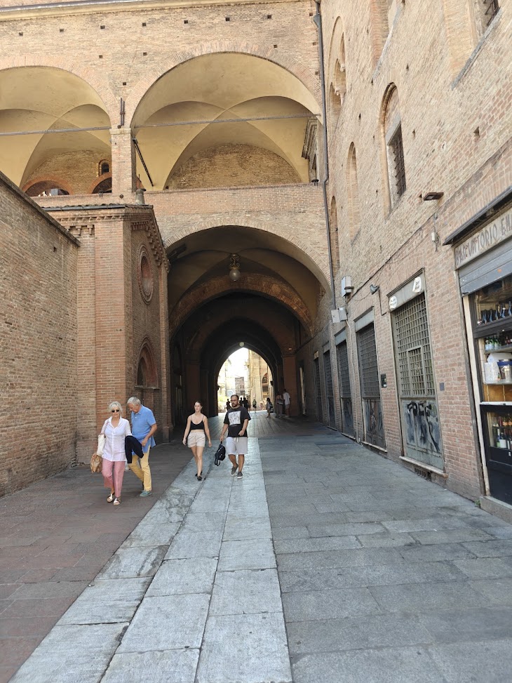 /images/bologna/portico.jpg /images/bologna/portico.jpg